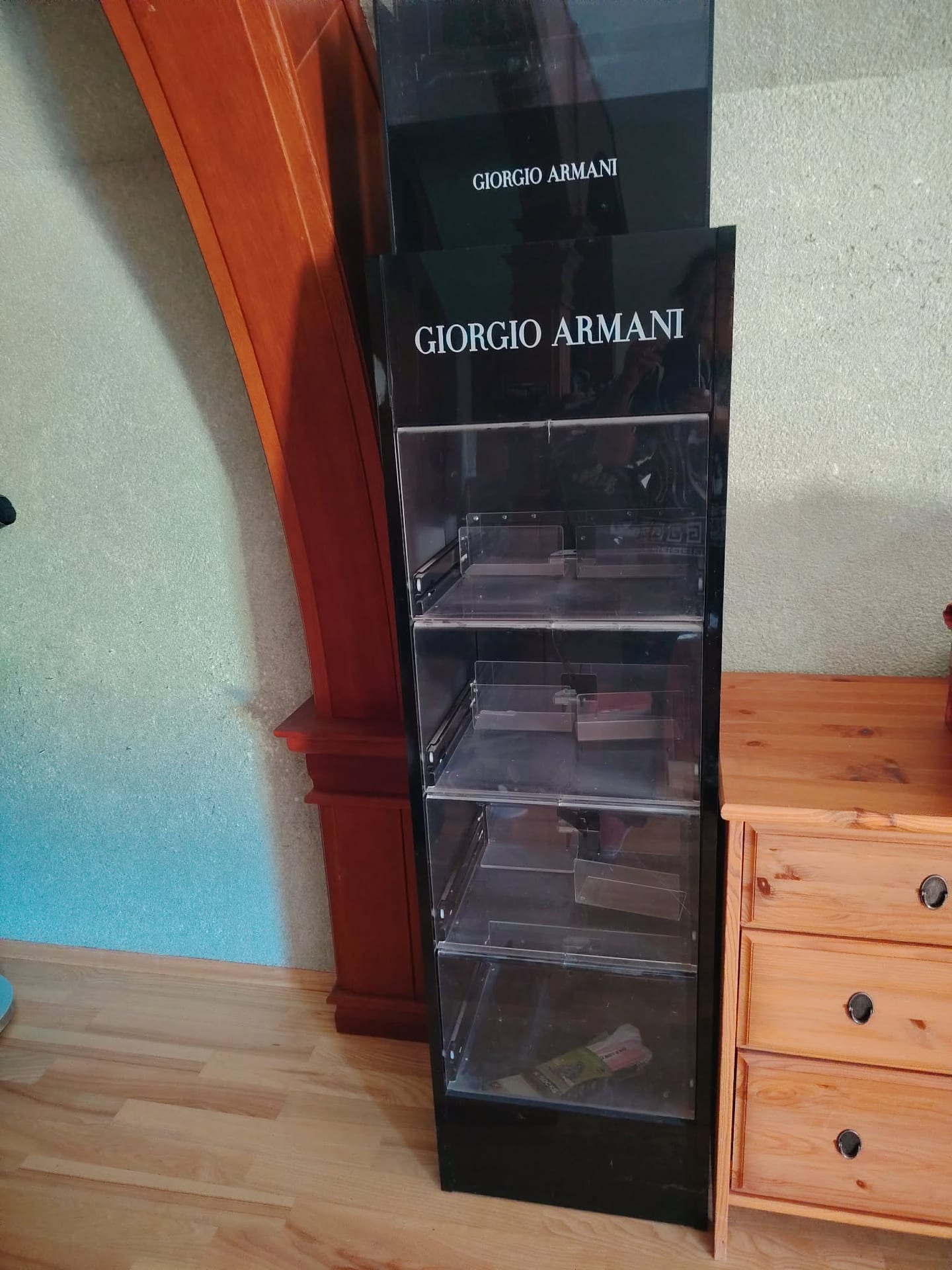 Skrinka Giorgio Armani.